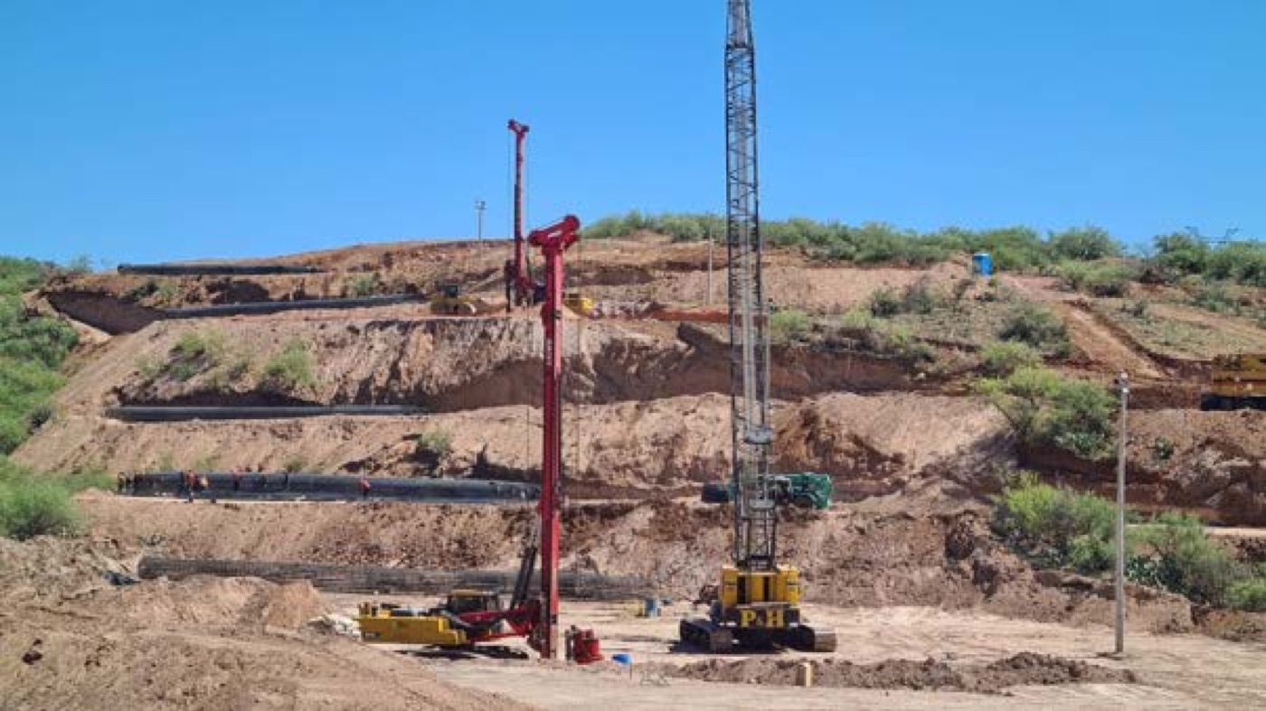 Perforadora y grúa en terracería de ladera